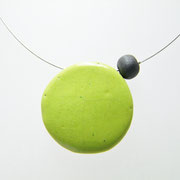 collier pendentif avec perle ronde et plate verte anis