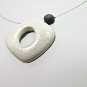 collier blanc en raku