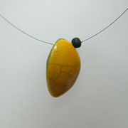 collier d'une perle allongée jaune en raku.