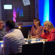 Magic Oli & Steffi Wonder, der Zauberer & Zauberin die Symbiose der Close-Up Magie. Table hopping ist eine Kunst direkt unter den Augen an den Tischen ganz nah dran. Die Tischzauberei kann auch im stehend und auch als Walking Act durchführbar! 