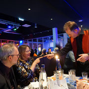 Magic Oli & Steffi Wonder, der Zauberer & Zauberin die Symbiose der Close-Up Magie. Table hopping ist eine Kunst direkt unter den Augen an den Tischen ganz nah dran. Die Tischzauberei kann auch im stehend und auch als Walking Act durchführbar! 