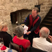 Der Unfassbare Mentalist fasziniert bei der Magic Dinner Show und macht alle Gäste sprachlos. 