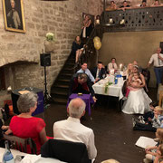 Zauberer fasziniert bei der Magic Dinner Show und macht alle Gäste sprachlos. Buchen auch Sie Ihre Dinner Show 