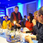 Tischzauberer & Zauberin die Symbiose der Close-Up Magie. Table hopping ist eine Kunst direkt unter den Augen an den Tischen ganz nah dran. Die Tischzauberei kann auch im stehend und auch als Walking Act durchführbar! 