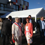 Mmes la maire et la conseillère générale devant la maison d el'enfance et des associations