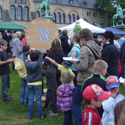 Lange Schlangen vor dem Imkerglücksrad