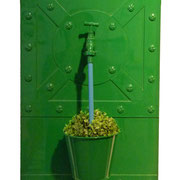 "L'arrosage du buis vert". Composition métallique. Collection privée.