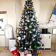 ドイツ館のクリスマスマーケットに入ると聖樹が迎えてくれました。　　　・会場に入れば聖樹の輝きて(和良)