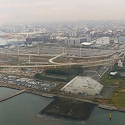 雲の間を抜けてきた飛行機の窓から羽田空港が見えてきました。　　　　　・冬の旅羽田空港見えて来し(和良)