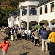 ドイツ館のクリスマスマーケットに走り込んでくる人もいました。　・クリスマスフェアに走り来る人も(和良)