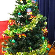 手作りのまぶしい聖樹にはポインセチアが添えられていました。　・聖樹にはポインセチアの添へられて(和良)