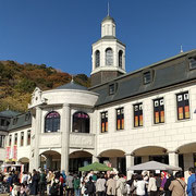 ドイツ館のクリスマスマーケットへの列に私たちも並びました。　・クリスマスマーケットへの列に付く(和良)