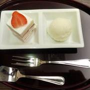 久兵衛の新蕎麦にはアイスとケーキが添えられていました。　　　・新蕎麦にアイスとケーキ添へられて(和良)