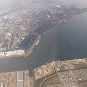 徳島空港から羽田空港への飛行機は京浜工業地帯の上を行きました。　　　・京浜の街を眼下に冬の旅(和良)