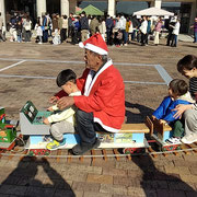 鳴門市のドイツ館ではサンタの乗ったこども鉄道が人気でした。　　　・サンタ乗る人気のこども鉄道も(和良)