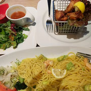 羽田空港ではレストランの窓側の飛行機の見える席で食事しました。　　・ゆつくりと夕食もして冬の旅(和良)