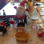 クリスマスマーケットではいろいろなサンタが迎えくれました。　　・いろいろなサンタの並び迎へくれ(和良)