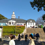 鳴門市のドイツ館でクリスマスマーケットが開かれました。　　　　・クリスマスマーケットへと人の波(和良)