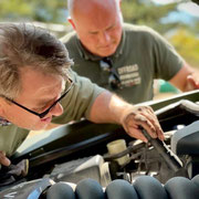 Trainer erklärt Reparatur am Geländewagen