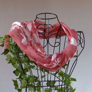 KLETTERROSE pflanzengefärbter Seidenschal mit Viscosemotiv