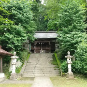 まずは石段を上って青渭神社にお参りして山の安全を祈願しましょう。