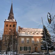 katholische Kirche St. Peter & Paul | Bürgerhaus im Vordergrund