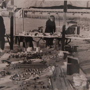 Kraam met pijpen en stroopwafels op het ijs, Gouda 1950