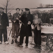 Kraam met pijpen en stroopwafels op het ijs, Gouda 1950