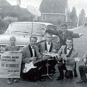 THE ASTRONAUTS 1963 - Landsmeer of De Ilp ? vlnr: Gerard Korporaal - Henk Sijbrands - Jaap Mathijssen - Cor Beaux - Herman Sterk De dikke Amerikaanse Buick is van Gerard Korporaal.