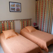 la chambre d'hotes avec deux lits simples - aux Gites des Camparros à Nailloux 