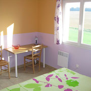 la chambre avec le bureau du Gite des Tournesols - aux Gites des Camparros à Nailloux 