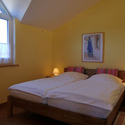 Schlafzimmer 2 FeWo 4 (Blick zum Hof)