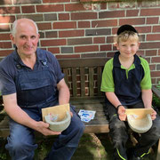 Heinrich Evers und Enkelsohn Henry mit den Nisthilfen