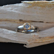 Weißgoldring mit Brillant in Gelbgoldfassung