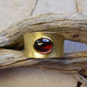 Goldring mit Granatcabochon