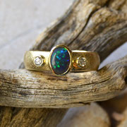 Goldring mit Opal und Brillanten