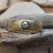 Goldring mit Brillant
