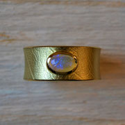 750er Gelbgoldring mit Blattstruktur und Opal