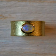 750er Gelbgoldring mit Blattstruktur und Opal