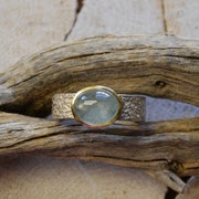 Silberring mit Aquamarincabochon in Goldfassung