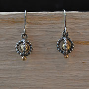 geschwärzte Silberohrhänger mit beweglicher Goldkugel im Käfig