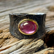 Silberring mit Rhodolith in Goldfassung