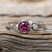 Weißgoldring mit Rhodolith und Brillant