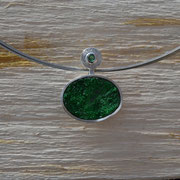 Silberanhänger mit Uwarowit und Smaragd