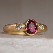 Goldring mit Rubellit und Brillanten (auf Lager)