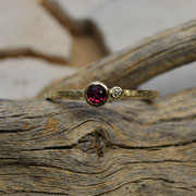 585er Gelbgoldring mit Rubin und Brillant 