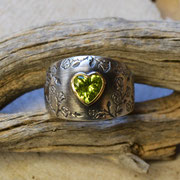 Silberring mit Peridotherz in Goldfassung