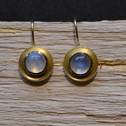 750er Gelbgold-Ohrhänger mit Mondsteinen