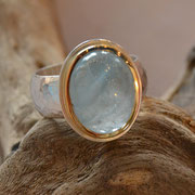 Silberring mit Hammerschlag, Aquamarin in 750er Gelbgold gefasst