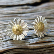 Gänseblümchenohrstecker aus Silber und Gold